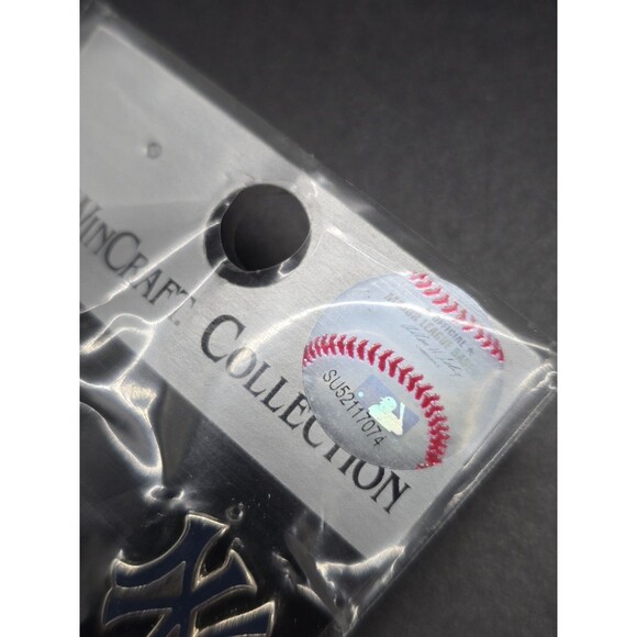 MLB New York Yankees Post Earrings Interlocking NY New In Package - Picture 4 of 6